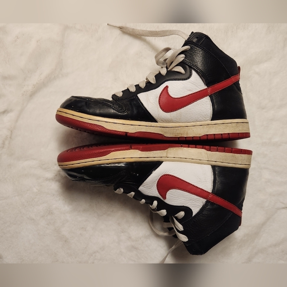 Nike Men's Black and Red High-Top Sneakers - Picture 5 of 11